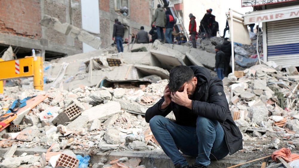 Um homem chora no local de um prdio desabado aps um terremoto mortal em Diyarbakir, Turquia, 8 de fevereiro de 2023. REUTERS/Sertac Kayar