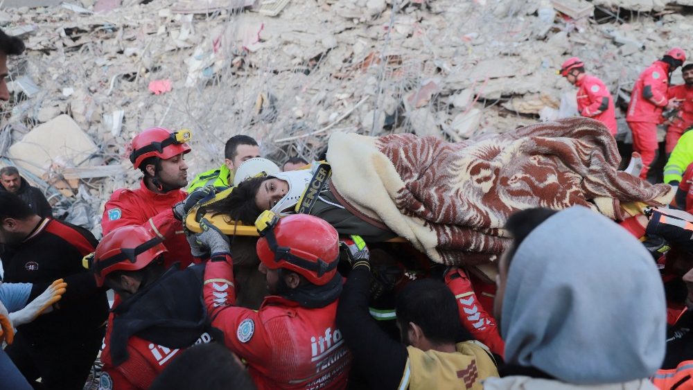 Gul, uma garota turca de 17 anos,  carregada para uma ambul?ncia aps ser resgatada com vida dos escombros aps um terremoto mortal em Iskenderun, Turquia, 8 de fevereiro de 2023. REUTERS/Berkcan Zengin