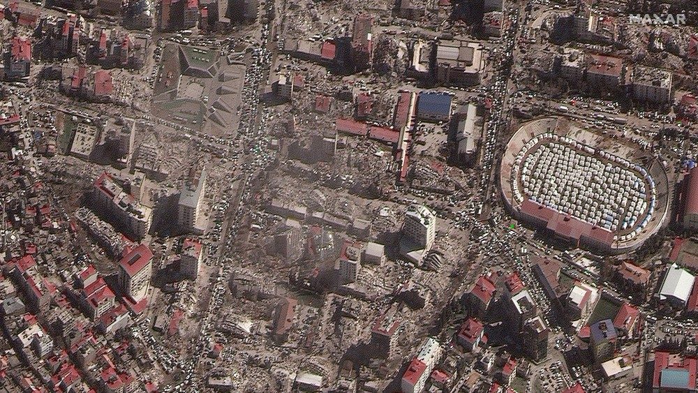 Uma imagem de satlite mostra edifcios destrudos e abrigos de emergncia em um estdio aps um terremoto em Kahramanmaras, Turquia, 8 de fevereiro de 2023. Imagem de satlite ?2023 Maxar Technologies/Folheto via REUTERS