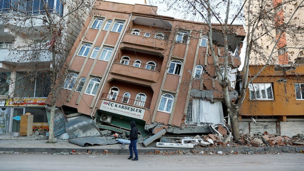 Um homem fica em meio aos escombros aps um terremoto mortal em Hatay, Turquia, 9 de fevereiro de 2023. REUTERS/Umit Bektas