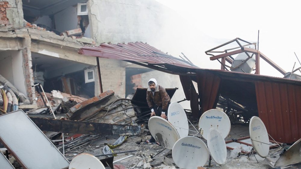 Uma crian?a fica em meio aos escombros, aps um terremoto mortal, em Pazarcik, Turquia, 9 de fevereiro de 2023. REUTERS/Suhaib Salem
