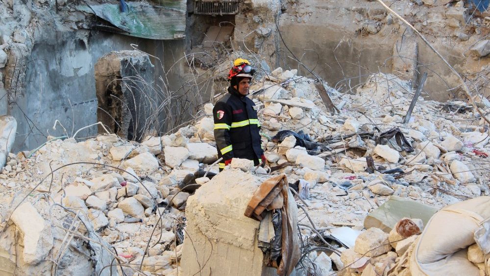 Um membro da equipe de resgate argelino fica sobre os escombros enquanto a busca por sobreviventes continua, aps um terremoto, em Aleppo, , 9 de fevereiro de 2023. REUTERS/Firas Makdesi