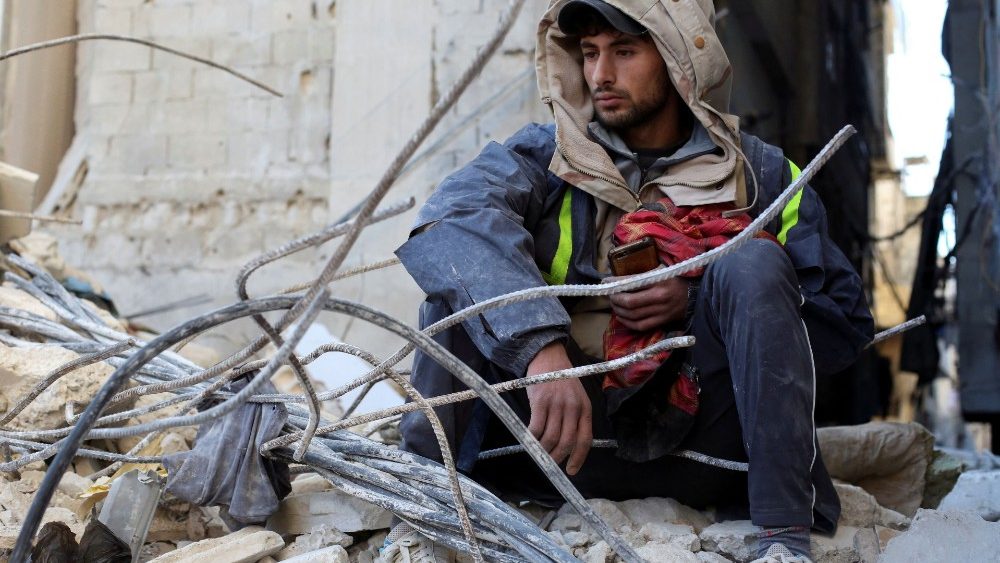 Um homem se senta sobre os escombros de um prdio danificado enquanto a busca por sobreviventes continua, aps um terremoto, em Latakia, , 9 de fevereiro de 2023. REUTERS/Yamam al Shaar