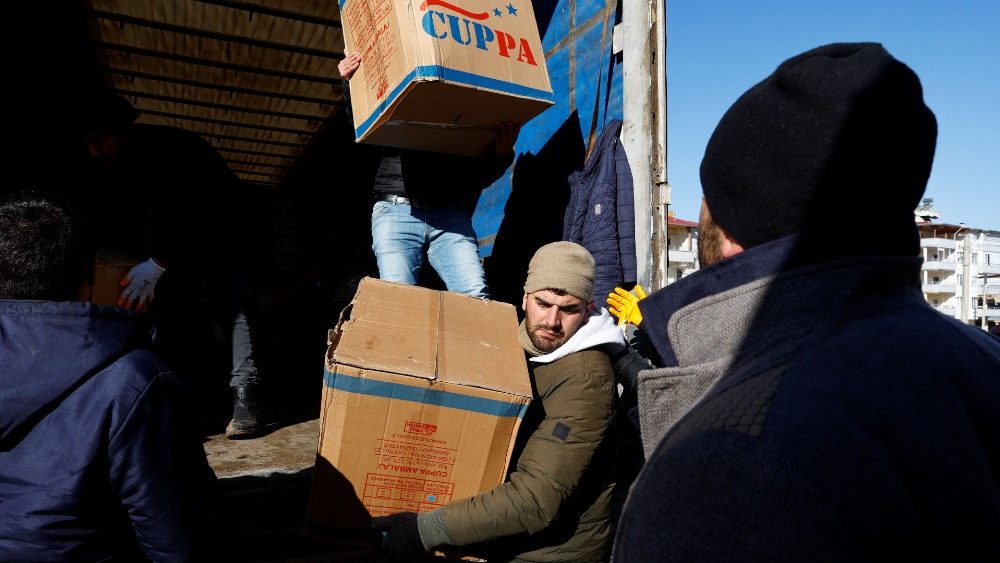 Pessoas carregam materiais de socorro para os afetados, aps um terremoto mortal, em Pazarcik, Turquia, 9 de fevereiro de 2023. REUTERS/Suhaib Salem