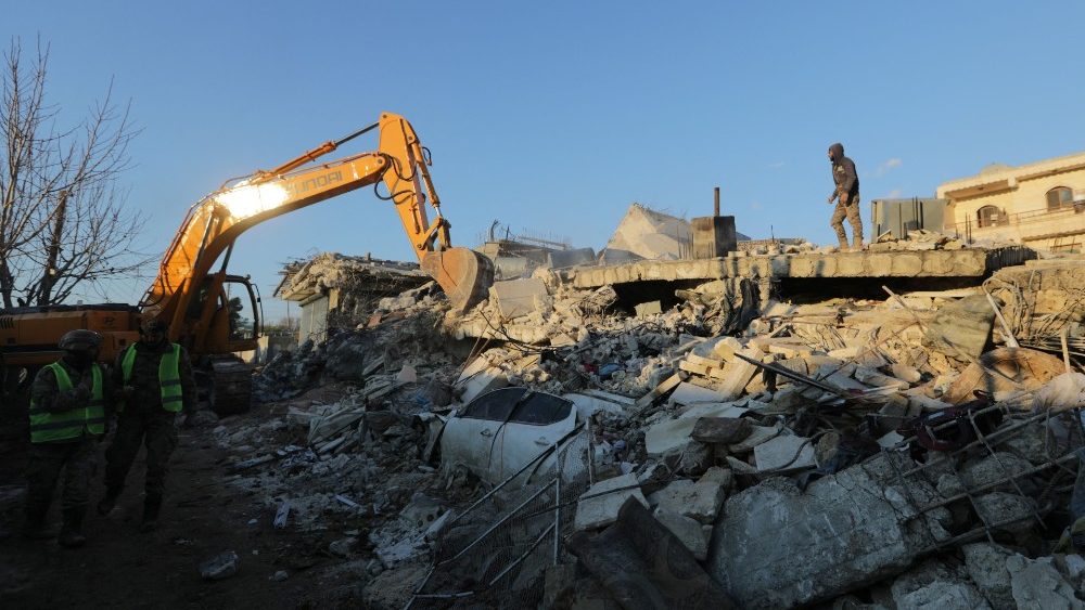 Pessoas passam por prdios danificados aps um terremoto na cidade de Jandaris, controlada pelos rebeldes, na , em 8 de fevereiro de 2023 REUTERS/Khalil Ashawi