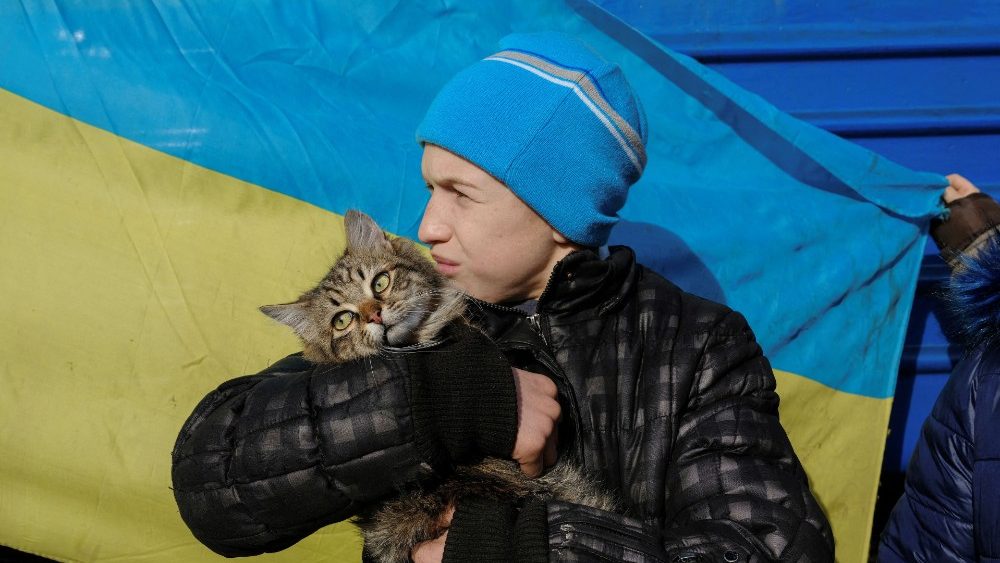 Um menino da famlia Kanishchev segura seu gato, antes de embarcar em um trem de evacua??o, em meio ao ataque da Rssia  Ucr?nia, em Pokrovsk, regi?o de Donetsk, Ucr?nia, 9 de fevereiro de 2023. REUTERS/Marko Djurica
