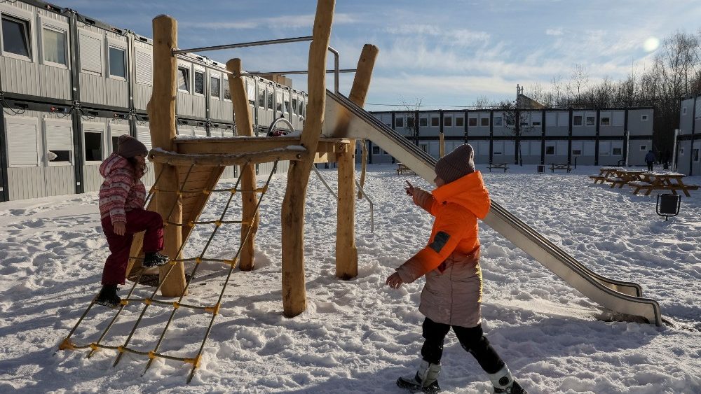 Crian?as da regi?o de Donbass brincam perto de casas modulares doadas pelo governo polons para deslocados internos ucranianos, em meio ao ataque da Rssia  Ucr?nia, em Lviv, Ucr?nia, 9 de fevereiro de 2023. REUTERS/Roman Baluk