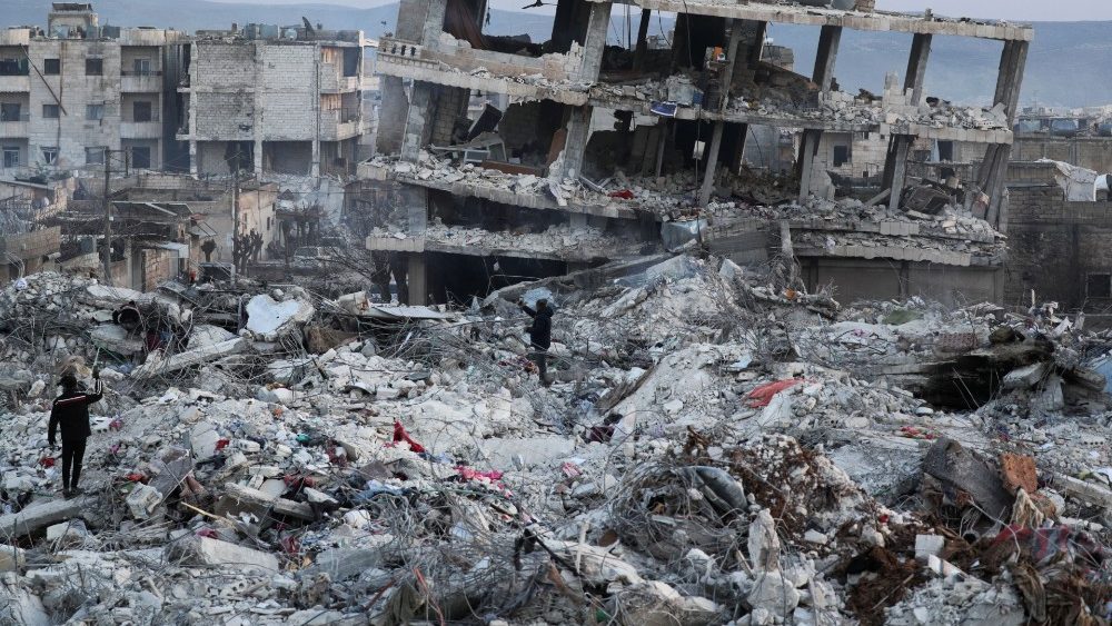 Homens se posicionam sobre os escombros de prdios danificados aps um terremoto na cidade de Jandaris, controlada pelos rebeldes, na , em 9 de fevereiro de 2023. REUTERS/Khalil Ashawi