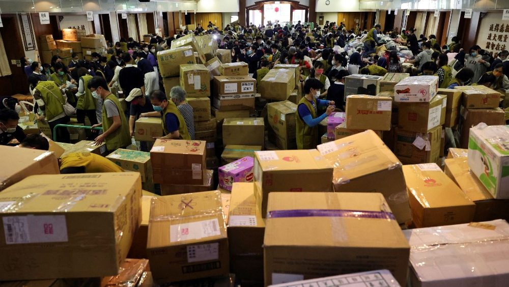 Voluntrios organizam doa??es para as vtimas do terremoto mortal que atingiu a Turquia e a , em um centro de processamento em Taipei, Taiwan, 11 de fevereiro de 2023. REUTERS/I-Hwa Cheng