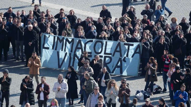 "A Szeplőtelen Szűz győzni fog" - hirdeti egy felirat a Szent Péter téren   