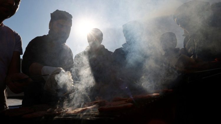 People wait to receive food aid in the aftermath of the deadly earthquake in Kahramanmaras, Turkey