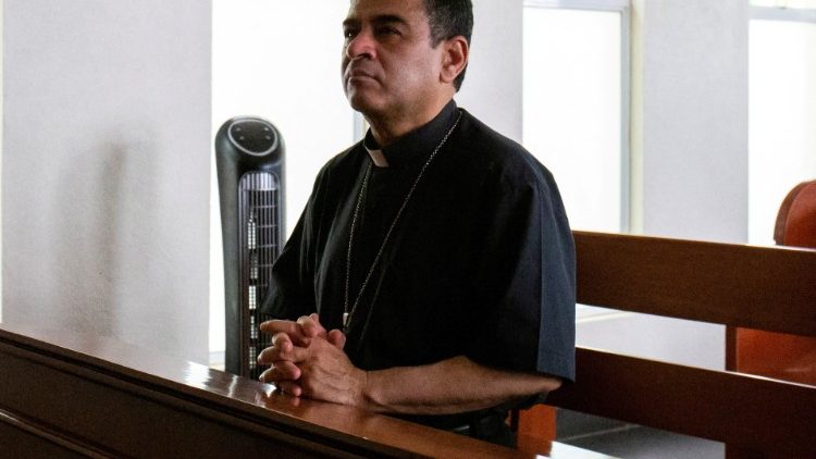 Foto archivo. Mons ?lvarez rezando en una iglesia