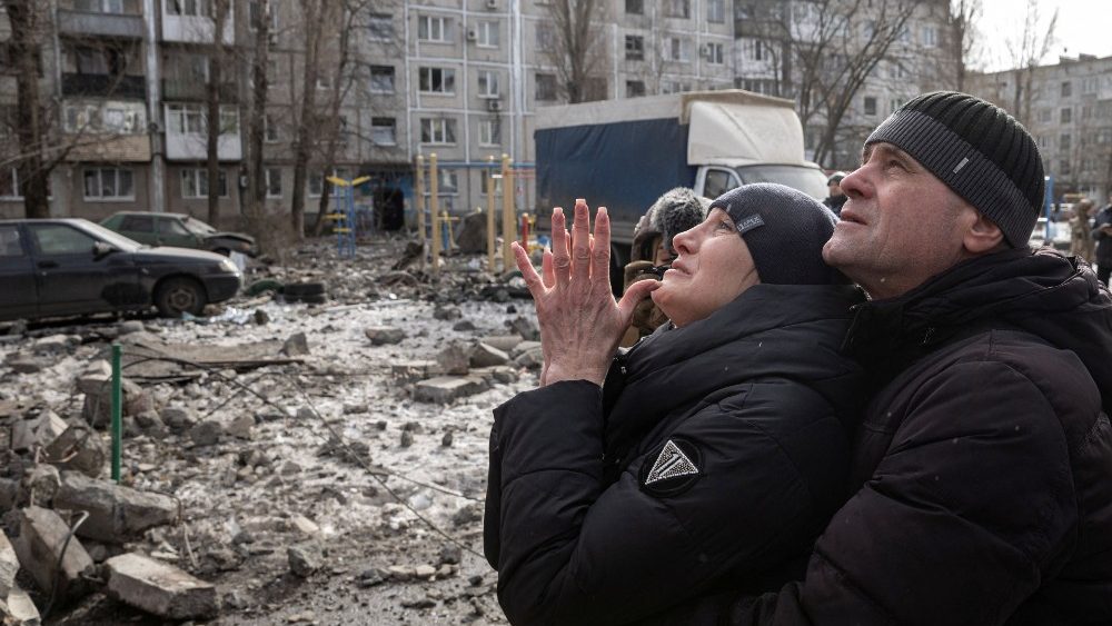 Rea??o de ucranianos diante de resgate de familiar em bloco de apartamentos atingido por mssil russo em Pokrovsk, regi?o de Donetsk. REUTERS/Marko Djurica