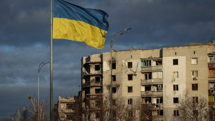 Ukraiska flaga powiewa w pobli?u budynkw nadniszczonych w wyniku rosyjskich ostrza?w, Borodzianka, obwd kijowski, 15 lutego 2023