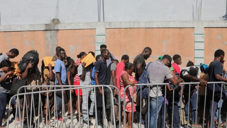 Haitianos aguardam diante de um Escritrio de Imigra??o para solicitar passaportes, em Porto Prncipe (Reuters)