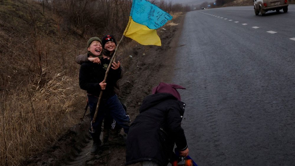 Crian?as brincam na beira da estrada, enquanto o ataque da Rssia  Ucr?nia continua, em Bakhmut, Ucr?nia, 5 de janeiro de 2023. REUTERS/Clodagh Kilcoyne