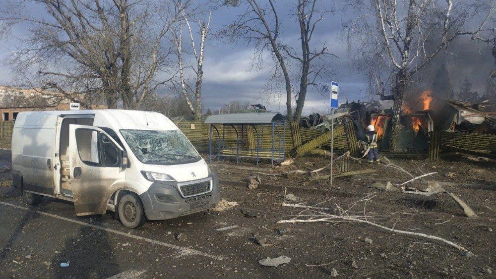 Vista de van e habita??o danificadas por um ataque de mssil russo, em meio ao ataque da Rssia  Ucr?nia, em Khmelnytskyi, Ucr?nia, 18 de fevereiro de 2023. Servi?o de Imprensa Presidencial Ucraniano/Divulga??o via REUTERS