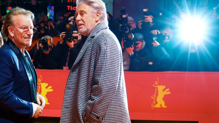 Bono und Adam Clayton von der Band U2 bei der 73 Berlinale, dem deutschen Filmfestival in Berlin