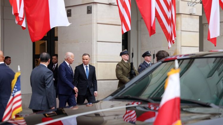 Le prsident amricain Joe Biden et le prsident polonais Andrzej Duda, devant le palais prsidentiel de Varsovie, en Pologne, le 21 fvrier 2023. 