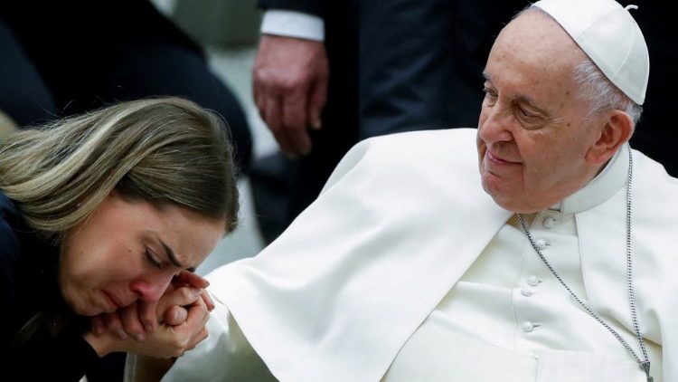 El Papa saluda a una persona en la audiencia general