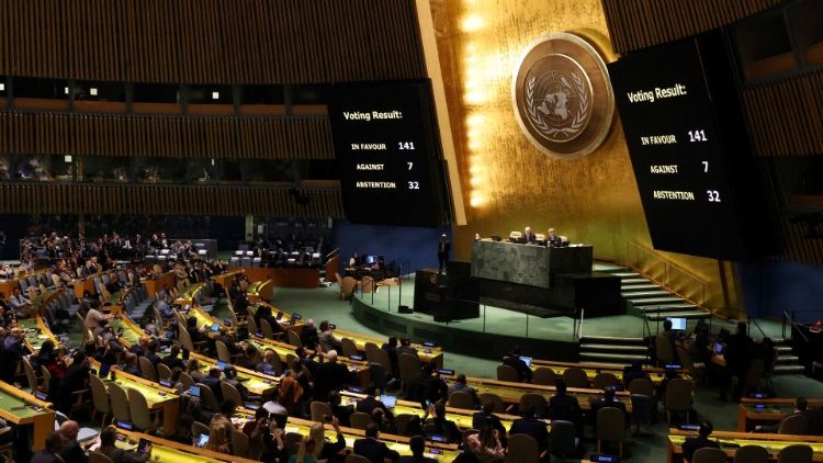 En el aula de la Asamblea General de las Naciones Unidas en Nueva York, el resultado de la votacin sobre la resolucin que pide la retirada inmediata, completa e incondicional de Rusia de Ucrania