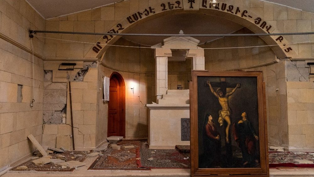 Vista do altar danificado na igreja em Vakifli, a ltima aldeia armnia na Turquia, aps o terremoto mortal, em Samandag, Turquia, 24 de fevereiro de 2023. REUTERS/Eloisa Lopez