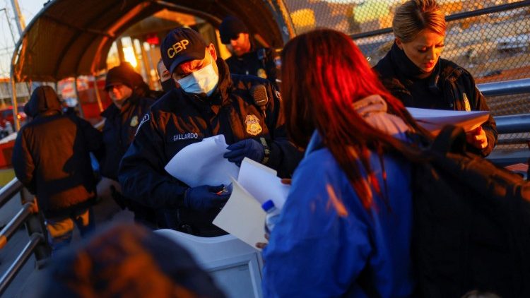 Las familias migrantes se dividen en la frontera norte de Ѩ澱 mientras luchan por conseguir citas de asilo en EE.UU. a travs de una aplicacin gubernamental. (REUTERS)