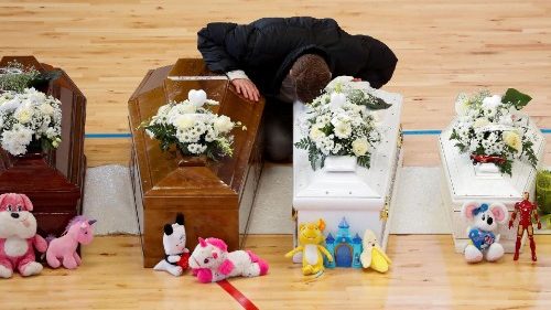 Naufragio migrantes. Funeral entre gritos de dolor y muestras de cariño