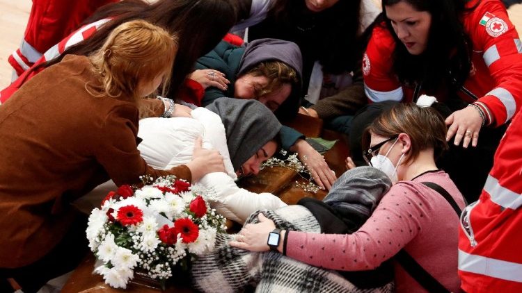 Mujeres llorando ante los féretros de las víctimas
