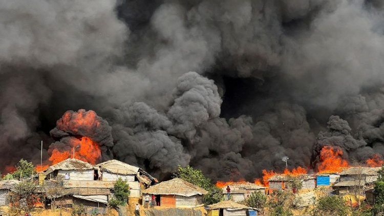 Le fiamme che hanno avvolto il campo di Cox's Bazar