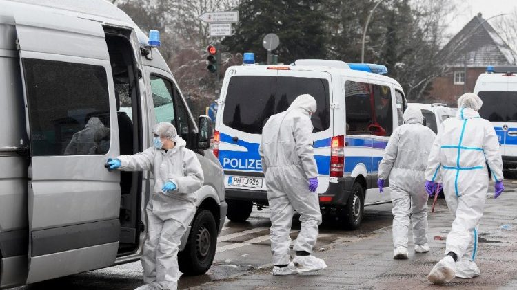 Policija Jehovos liudytojų žudynių vietoje