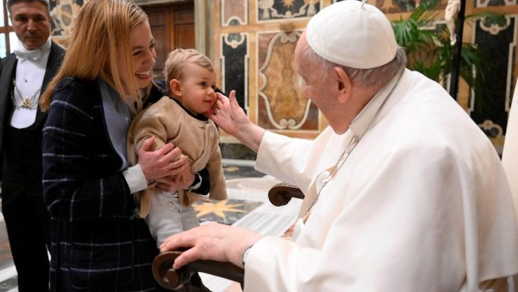 Papie? Franciszek podczas audiencji dla cz?onkw Papieskiej Fundacji Centesimus Annus oraz Strategicznego Przymierza Katolickich Uczelni Badawczych, 11 marca 2023
