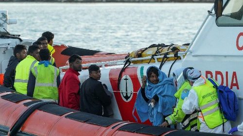 Migranti, le Ong chiedono di poter issare la bandiera dellOnu sulle loro navi