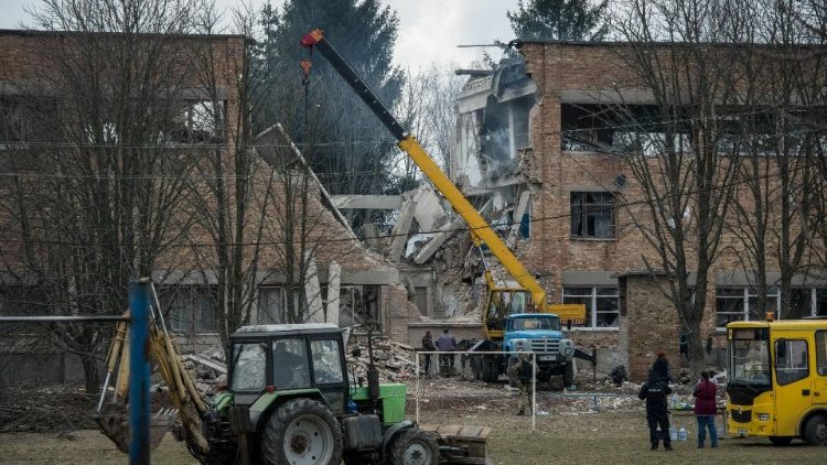 Nach einem russischen Drohnenangriff auf eine Stadt im Großraum Kyiv am 22. März