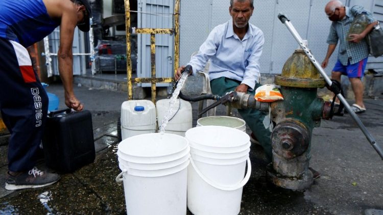 People get water from a fire hydrant, in Caracas