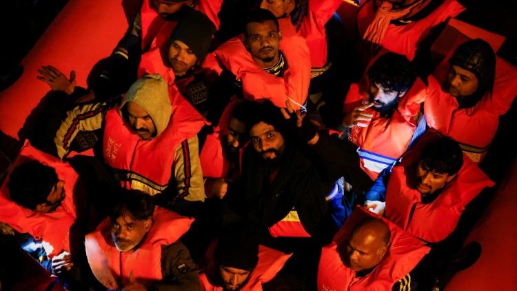 Le navire de MSF Geo Barents sauve des migrants en Méditerranée.