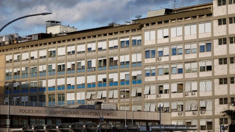 Façade de la polyclinique Agostino Gemelli de Rome.