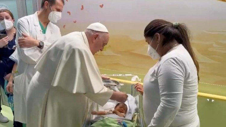 Papa Francisko akiwa anambatiza mtoto katika hospitali ya Gemelli kwenye wodi ya Saratani na upasuaji wa watoto