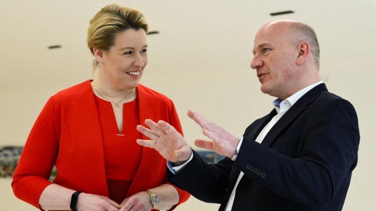 Der knftige Regierende Brgermeister Kai Wegner (CDU) und seine Vorg?ngerin Franziska Giffey (SPD) bei der Vorstellung des Koalitionsvertrags