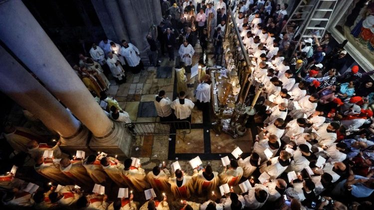 Christen nehmen an der Ostersonntagsmesse in der Grabeskirche in Jerusalem teil