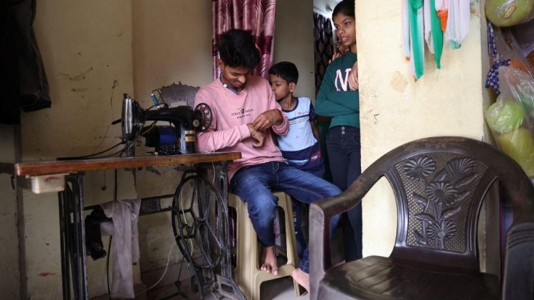 Der 21-j?hrige angehende College-Student und Wanderarbeiter Sujeet Kumar unterh?lt sich mit den Kindern seines Schwagers Sunil Kumar in dessen Haus am Stadtrand von Mumbai