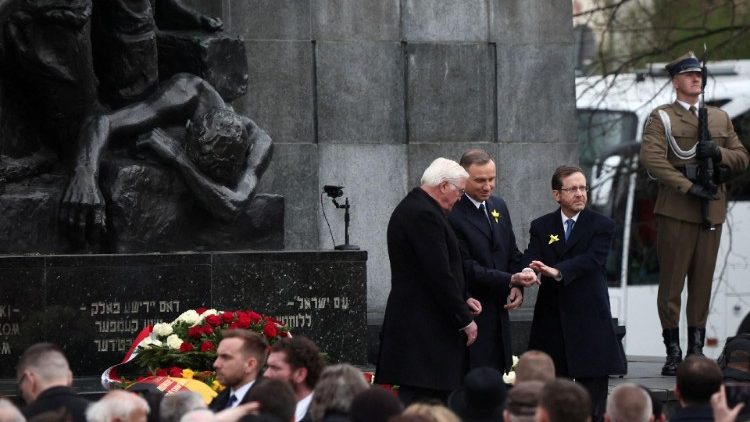 Les prsidents allemand, polonais et isralien devant le monument aux Hros du ghetto, le 19 avril 2023  Varsovie en Pologne. 