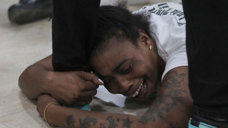 Un parent de l'un des trois policiers dcds lors d'une opration contre le gang Ti Makak le 9 avril 2023, lors d'une crmonie  Port-au-prince, Ha?ti, le 21 avril 2023. 