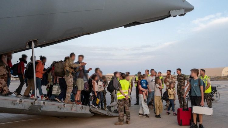 Cittadini stranieri che lasciano il Sudan 