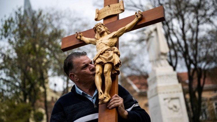 Csaba Kovesi, 50, beija uma grande cruz de madeira aben?oada pelo Papa Jo?o Paulo II e pelo Papa Francisco. REUTERS/Marton Monus/Foto de arquivo