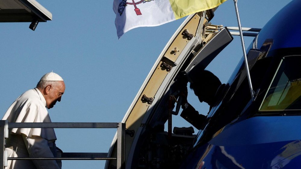 Papa Francisco embarca no avi?o papal antes de sua visita apostlica  Hungria. REUTERS/Guglielmo Mangiapane