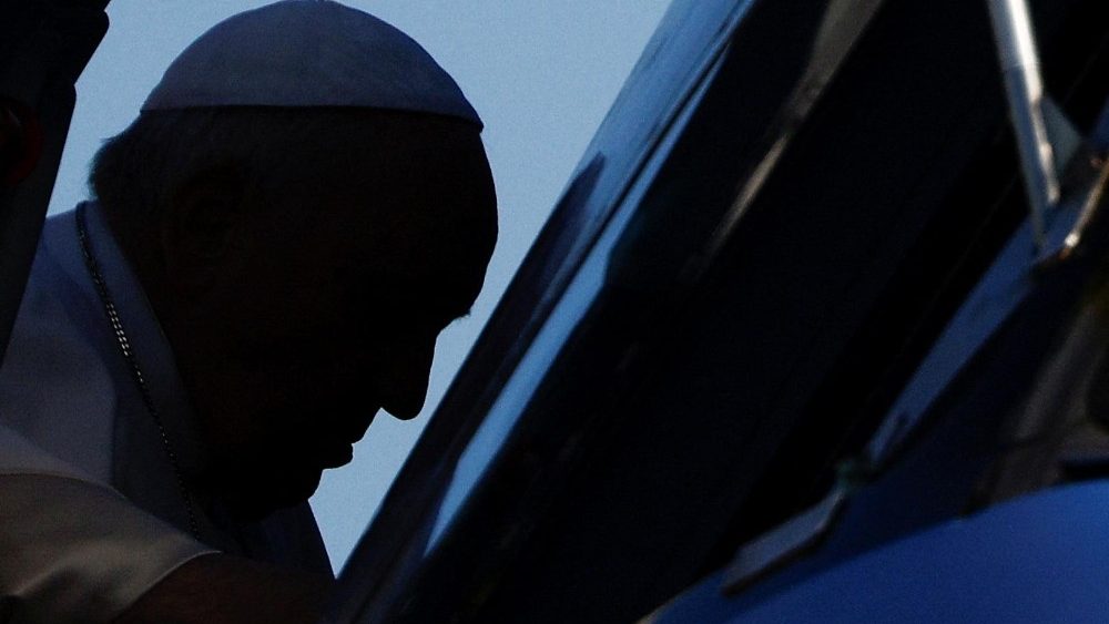 Papa Francisco embarca no avi?o papal antes de sua visita apostlica  Hungria. REUTERS/Guglielmo Mangiapane