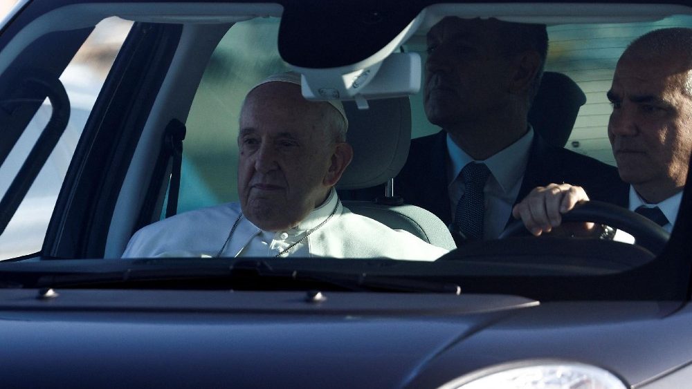 Papa Francisco chega ao Fiumicino para embarcar no avi?o papal com destino  Hungria. REUTERS/Guglielmo Mangiapane
