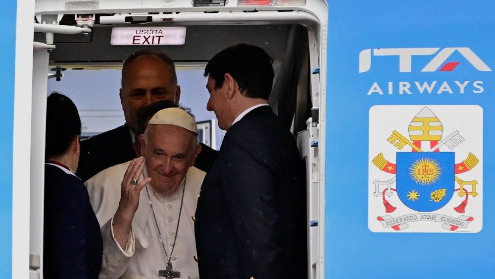 Papa Francisco acena aps embarcar em seu avi?o no Aeroporto Internacional Ferenc Liszt de Budapeste. REUTERS/Marton Monus