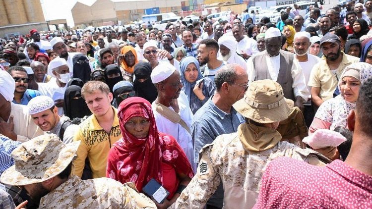 Cittadini stranieri e rifugiati sudanesi si accalcano a Port Sudan per fuggire dal Sudan
